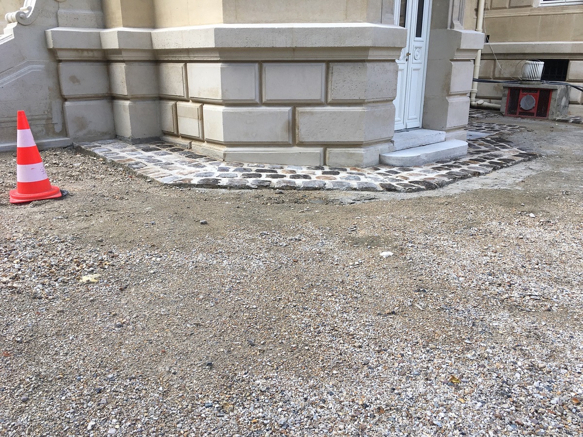 revers en pavés en périphérie de bâtiment